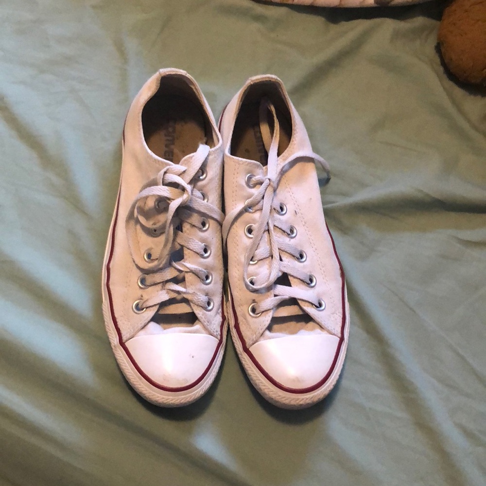 Size 8 White Women’s Converse💕